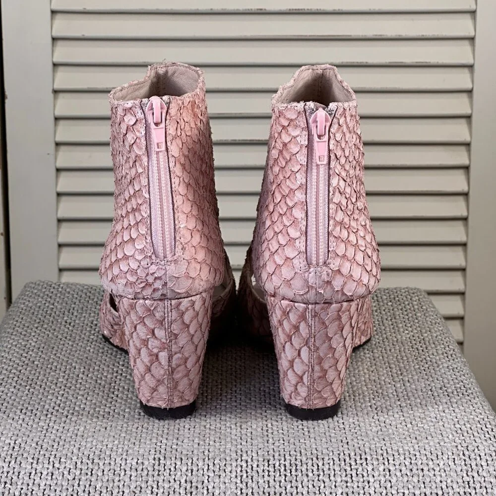 Anthropologie Blush Pink Textured Peep Toe Wedge Heels Ankle Bootie Zip Size 9.5